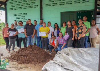 lvv02 In het district Para hebben vierentwintig deelnemers, voornamelijk medewerkers van het ministerie van Landbouw, Veeteelt en Visserij (LVV) uit de ressorten Wanica-D, Para en het dorp Matta, met succes hun certificaat voor de training “Aanmaak van Compost” ontvangen.