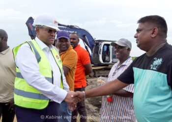 polderproject1 President Chandrikapersad Santokhi heeft het startsein gegeven voor de uitvoering van drie belangrijke projecten die gericht zijn op de verbetering van de rijstsector in het district Nickerie.