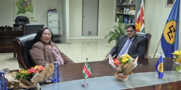 Santokhi bezoekt Surinaams Consulaat op Curaçao