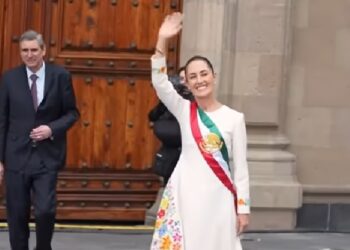 president mexico Claudia Sheinbaum is dinsdag officieel beëdigd als de eerste vrouwelijke president van Mexico, waarmee ze het presidentschap overneemt van haar voorganger en bondgenoot van de Morena-partij, Andres Manuel Lopez Obrador.