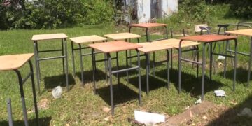 schoolmeubilair Hoe is het mogelijk dat in ons land kinderen hun eigen tafels en stoelen mee naar school moeten nemen, omdat het schoolmeubilair ontbreekt of onbruikbaar is? Als land in ontwikkeling zou onderwijs een van de pijlers moeten zijn waarop we bouwen voor de toekomst. Het ontbreken van investeringen in basisvoorzieningen zoals schoolmeubilair is dan ook onbegrijpelijk.