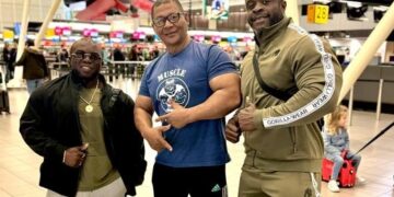 Soepe, Djarkasi en Wilson op weg naar de wedstrijden. Beeld: Muscle Camp