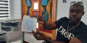 20210420 123055 1 750x375 1 Zakenman Jean 'Saya' Mixon is vandaag integraal vrijgesproken door rechter Lydia Ravenberg. De douaniers Jeffrey Chin See Song en Rignon Gambier, die als medeverdachten waren ingerekend, zijn ook vrijgesproken. Volgens de rechter was er onvoldoende bewijs om Saya te veroordelen voor valsheid in geschrifte, oplichting en witwassen.