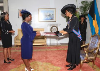 Ambassadeur Paulus-Aminta overhandigt geloofsbrieven aan de Gouverneur-Generaal van The Bahamas