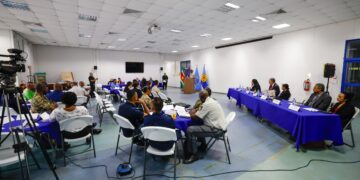 74871c5a 8256 4de3 a745 48e8d77ee3f5 De "In-Country Sensitisation and Awareness" workshop is een initiatief van de CARICOM Crime Gun Intelligence Unit, met steun van de Amerikaanse ambassade. Tijdens de openingsceremonie op 13 november waren verschillende hooggeplaatste functionarissen aanwezig, waaronder procureur-generaal Garcia Paragsingh, de Amerikaanse ambassadeur Robert Faucher, politiechef Bryan Isaacs en Tonya Ayow van CARICOM IMPACS.