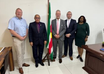 AWJ171124 Register Controller voor Suriname Minister Steven Mac Andrew van Arbeid, Werkgelegenheid en Jeugdzaken (AWJ) heeft op donderdag 14 november 2024 een delegatie ontvangen van de Interfaculty for Graduate Studies and Research (IGSR) van de Anton de Kom Universiteit van Suriname (AdeKUS), de Erasmus School of Accounting & Assurance (ESAA), en de Vereniging van Register Controllers (VRC).