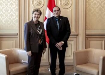 Aroen Jadoenathmisier Na de overhandiging volgde een bilateraal gesprek tussen ambassadeur Jadoenathmisier en president Amherd. Tijdens de ontmoeting sprak de ambassadeur zijn waardering uit voor de ondersteuning die Zwitserland heeft geboden bij de oprichting van de Permanente Missie van Suriname in Genève.