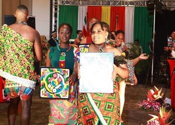 BIBIS Amb Guyana viering 49 jaar Onafhankelijkheid 1 De ambassade van Suriname in Georgetown, Guyana, organiseerde op 23 november 2024 een feestelijke receptie ter gelegenheid van de 49e verjaardag van de Staatkundige Onafhankelijkheid van de Republiek Suriname. De viering werd mede mogelijk gemaakt door de Suriname Guyana Chamber of Commerce (SGCC), waarbij ambassadeur Liselle Blankendal een prominente rol speelde.