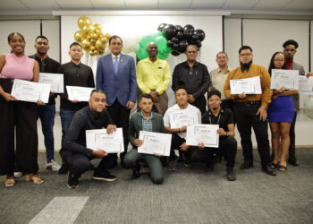 Certificaatuitreiking aan tien Oil & Gas afgestudeerden van het Natin op vrijdag 25 oktober in Paramaribo, Suriname. Foto: Ranu Abhelakh