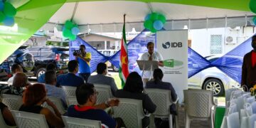 Healthy Hub 01 In een belangrijke stap richting een gezondere samenleving heeft Suriname op donderdag 21 november 2024 de Healthy Hub geopend, een gezondheidseducatiecentrum dat zich op preventie, voorlichting en bewustwording van een gezonde levensstijl richt. De ceremonie vond plaats in aanwezigheid van president Chandrikapersad Santokhi en minister van Volksgezondheid Amar Ramadhin.