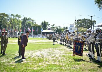 Inspectie troepen 01 President Chandrikapersad Santokhi voerde als opperbevelhebber van de Surinaamse strijdkrachten de traditionele troepeninspectie uit tijdens de viering van 49 jaar staatkundige onafhankelijkheid.