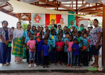 OS Albina II feestelijk opgeleverd 01 De OS Albina II heeft een volledige renovatie ondergaan dankzij financiering van de inter-Amerikaanse Ontwikkelingsbank (IDB) en werd op vrijdag 15 november 2024 feestelijk heropend.