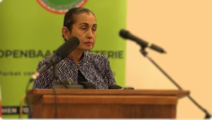 PG Garcia Paragsingh Dat gezegd hebbende, stel dat de PG door en door corrupt is, dan wil een deel van de NDP dit oplossen door een coalitie van PG's toe te voegen. Lijkt dit niet op een comedyshow? Dus in de politieke geschiedenis van Suriname heeft men steeds meer ministers, RvC's en ambassadeurs toegevoegd en nu is corruptie volledig ingelijfd en deels zelfs ‘gelegaliseerd’ in het hele overheidsapparaat, inclusief Ngo’s. Ik wil dit toeschrijven aan onwetendheid en weiger hardnekkig en principieel mij te verlagen tot een primitief en achterlijk niveau om etnische of andere agenda’s hierachter te zoeken. In december van het vorige jaar publiceerde ik een artikel over “Autoritarisme en autocratisch legalisme,” waarin ik ervoor waarschuwde. Dit houdt namelijk in dat politieke leiders en hun trawanten in plaats van de wet openlijk te overtreden het rechtssysteem als instrument misbruiken om de rechtsstaat van binnenuit te ondermijnen. Dit zou wijzen op autoritaire neigingen. Via zogenoemde ‘judicial framing’ worden ondemocratische machtsgrepen ingelijfd als legitieme juridische hervormingen. Dat heet institutionele misdaad. Met andere woorden, ga geen wetten maken voor een coalitie van PG's om de zogenaamde onderhavige corruptie te bestrijden, want juist daardoor corrumpeer je en ‘legaliseer’ je corruptie. Ik mag mij deze constatering legitiem en gezaghebbend veroorloven, omdat mijn voorspelling dat autoritarisme en straffeloosheid in toenemende mate wereldwijd zouden worden gelegaliseerd, helaas is uitgekomen (See Is the devil dressed in greed? Toward a peaceful, just, and sustainable world order. Full article: Is the devil dressed in greed? Toward a peaceful, just, and sustainable world order). Deze publicatie vond weliswaar in april 2024 plaats, maar er zijn 2 jaar en 7 maanden aan peer reviews daaraan voorafgegaan.