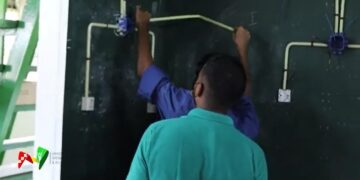 SAO electro Het landelijke project “Wroko Foe Mek Moni” heeft op 11 november 2024 drie nieuwe vaktrainingen gelanceerd in Onverwacht, district Para. De trainingen Algemene Dagelijkse Levensverrichtingen (ADL), Elektro-Huisinstallatie en Kapper A, die drie maanden duren, worden gevolgd door zo’n 50 deelnemers. Deze cursussen worden georganiseerd door de Stichting Arbeidsmobilisatie en Ontwikkeling (SAO), die de uitvoering van dit project coördineert.