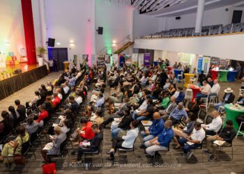 SDG 03 Het congres,georganiseerd door de Vereniging Surinaams Bedrijfsleven (VSB), markeert een belangrijke stap in de betrokkenheid van de private sector bij de toekomst van het land. De bijeenkomst, die in aanloop naar het 75-jarig bestaan van de VSB in maart 2025 werd georganiseerd, bracht stakeholders samen met als doel de SDG’s te bevorderen. VSB-voorzitter Rekha Bissumbhar benadrukte het belang van samenwerking tussen alle partijen: "Het bedrijfsleven speelt een sleutelrol in het bereiken van een duurzame toekomst voor Suriname en de wereld."