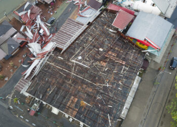 SIBI 2 Rond vijf uur 's middags waren er hevige windstoten in de binnenstad die enorme schade aanrichtten in het centrum van Paramaribo. Het ministerie van Regionale Ontwikkeling en Sportzaken (RO) kreeg de zwaarste klappen.