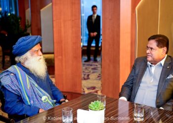 Sadhguru Azerbeidzjan 05 President Chandrikapersad Santokhi heeft tijdens de COP29 Klimaattop in Bakoe, Azerbeidzjan, een ontmoeting gehad met de internationaal gerenommeerde spirituele leider Sadhguru Jaggi Vasudev.