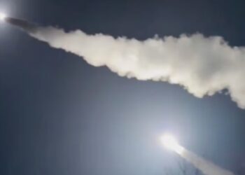 Screenshot 2024 11 22 150645 Rusland heeft voor het eerst een nieuw type ballistische middellangeafstandsraket ingezet tegen Oekraïne, zo verklaarde de Russische president Vladimir Poetin in een televisietoespraak. Hij beschreef de aanval als een directe reactie op het gebruik van Amerikaanse en Britse langeafstandsraketten door Oekraïne.