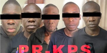 Screenshot 2024 11 24 145657 Operatie Kerstbrood werpt vruchten af. Tijdens een roadblock in het ressort Houttuin hield een gemengd politieteam op zaterdagochtend 23 november 2024 vijf mannen aan.  De verdachten F.P. (35), M.D. (39), G.G. (31), C.A. (40) en D.L. (39), probeerden aanvankelijk aan de controle te ontsnappen.