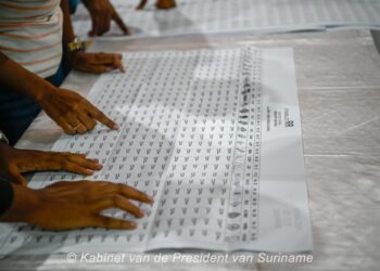Voorbereidingen verkiezingen 2025 07 Het formaat van de stembiljetten is op dit moment een heet hangijzer. Er zijn in dit kader al verschillende exercities gehouden volgens de directeur van Binnenlandse Zaken, Nasier Eskak.