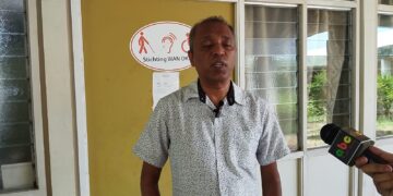 WhatsApp Image 2024 11 22 at 9.07.39 AM Ondanks dat het ministerie van Sociale Zaken is gestart met het distribueren van moni karta’s, blijkt in de werkelijkheid dat heel wat mensen met een beperking deze kaart nog steeds niet heeft ontvangen. “Ik krijg dagelijks telefoontjes van de mensen die nog steeds geen moni karta hebben ontvangen”, zegt voorzitter Aniel Koendjbiharie van Stichting Wan Okasi.