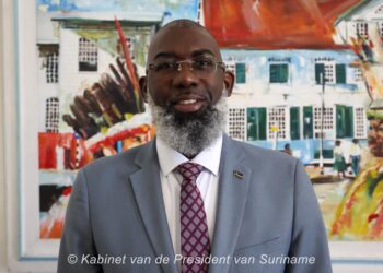 WhatsApp Image 2024 11 23 at 16.05.22 1 Ter ere van 49 jaar Staatkundige Onafhankelijkheid van Suriname heeft de premier van Curaçao, Gilmar Pisas, een officieel bezoek gebracht aan Suriname. Tijdens dit bezoek, op zaterdag 23 november, ontmoette hij president Chandrikapersad Santokhi in het Presidentieel Paleis.