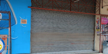 WhatsApp Image 2024 11 28 at 06.46.41 2 De Economische Controle Dienst (ECD) van het ministerie van Economische Zaken, Ondernemerschap en Technologische Innovatie (EZ) voerde op woensdag 27 november 2024 controles uit in Paramaribo. Tijdens deze controles werden drie supermarkten gesloten wegens overtreding van de wet economische delicten, prijszetting en prijsbewaking.