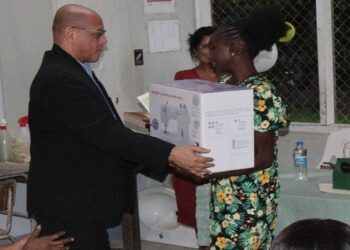 awj davis1 Het landelijk trainingsproject ‘Wroko Foe Mek Moni’ heeft onlangs achttien (18) cursisten opgeleverd, die met succes de vakopleiding Textiele Werkvormen van de Stichting Arbeidsmobilisatie en Ontwikkeling (SAO) in Devisbuiten hebben afgerond.