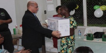 awj davis1 Het landelijk trainingsproject ‘Wroko Foe Mek Moni’ heeft onlangs achttien (18) cursisten opgeleverd, die met succes de vakopleiding Textiele Werkvormen van de Stichting Arbeidsmobilisatie en Ontwikkeling (SAO) in Devisbuiten hebben afgerond.