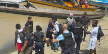 boot1 De Franse autoriteiten hebben een nieuwe strategie geïntroduceerd om migratiestromen vanuit Suriname strenger te reguleren. In dit kader is op woensdag 13 november Operatie ATIPA van start gegaan in Saint-Laurent du Maroni en op de Marowijnerivier.