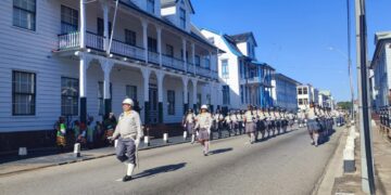 defile1 Een van de ervaren parachutisten, die sinds 1979 regelmatig aan de festiviteiten in Suriname deelneemt, vertelde over zijn decennialange ervaring in het vak. Zijn enthousiasme en vakmanschap maakten grote indruk op het publiek en droegen bij aan de feestelijke sfeer van deze bijzondere dag.Met deze indrukwekkende shows werd op grootse wijze stilgestaan bij de onafhankelijkheid en het nationale erfgoed van Suriname.