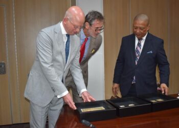foto artefacten klein Het Numismatisch Museum van de Centrale Bank van Suriname (CBvS) heeft een bijzondere aanvulling gekregen op zijn collectie.
