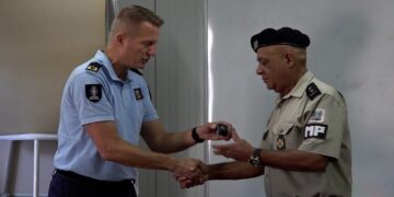 immigratiedienst 1 Op dinsdag 26 november 2024 is op het ministerie van Buitenlandse Zaken, International Business en Internationale Samenwerking (BIBIS) de driedaagse training Documentherkenning van start gegaan. Vijftien functionarissen van diverse ministeries, de Militaire Politie (MP), en andere Surinaamse diensten nemen deel aan deze training, die gericht is op het bestrijden van documentfraude en vervalsing.