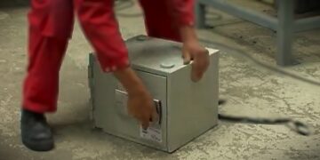 Politie ontdekt geforceerde kluis tijdens surveillance in Paramaribo Noord; één verdachte aangehouden