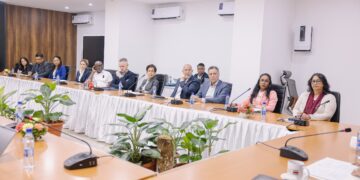 olie en gas 02 Deze groep, aangekondigd tijdens de Jaarrede 2025, zal een sleutelrol spelen in het voorbereiden van Suriname op de enorme inkomsten die vanaf 2028 worden verwacht uit de offshore olie- en gassector. Grote investeringen, waaronder miljarden dollars van bedrijven zoals Total Energies, die onlangs haar Finaal Investeringsbesluit bekendmaakte, markeren een keerpunt voor de Surinaamse economie.