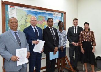V.l.n.r, Governor Maurice Roemer (CBvS), de heer Cees Ullersma (DNB), Directeur Rakesh Adhin (CBvS),                                                   

mevrouw Audrey Jonathas (voorzitter werkgroep  Depositogarantie van de CBvS), de heer Olav Scholten                                                   

en mevrouw Ivy Jeuken (beiden van DNB).