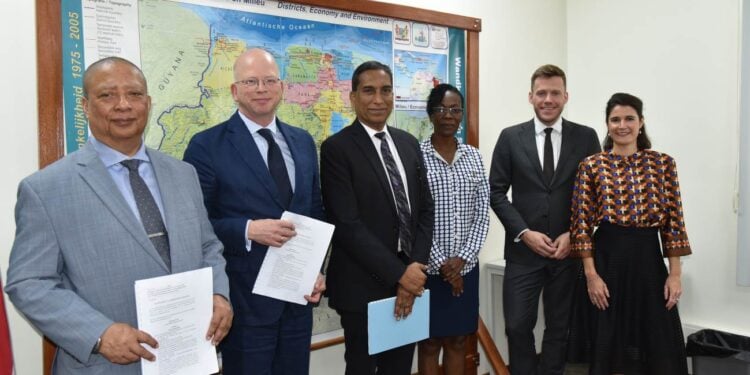 V.l.n.r, Governor Maurice Roemer (CBvS), de heer Cees Ullersma (DNB), Directeur Rakesh Adhin (CBvS),  mevrouw Audrey Jonathas (voorzitter werkgroep  Depositogarantie van de CBvS), de heer Olav Scholten  en mevrouw Ivy Jeuken (beiden van DNB).