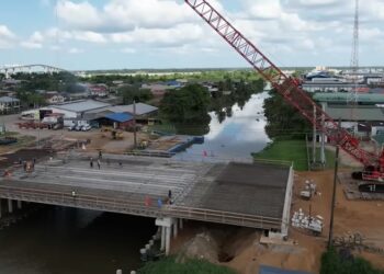 De werkzaamheden bij de brug over het Saramaccakanaal aan de Van ’t Hogerhuysstraat. Beeld: Max Breinburg