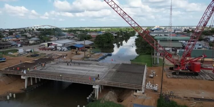 De werkzaamheden bij de brug over het Saramaccakanaal aan de Van ’t Hogerhuysstraat. Beeld: Max Breinburg