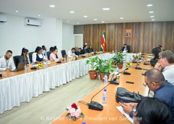 werkgroep voor prioriteitsprojecten 01 President Chandrikapersad Santokhi installeerde op woensdag 27 november de presidentiële werkgroep voor prioriteitsprojecten. De ceremonie vond plaats op het Kabinet van de President.