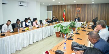 President Santokhi installeert werkgroep voor prioriteitsprojecten