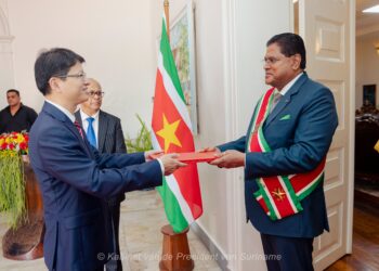 Chinese ambassadeur overhandigt geloofsbrieven aan Santokhi