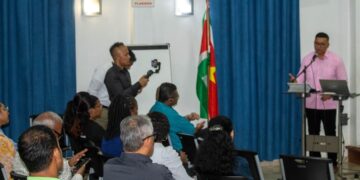 Suriname zet stappen naar duurzame toekomst: Inceptiebijeenkomst over uitfasering Single Use Plastics en kwikhoudende producten