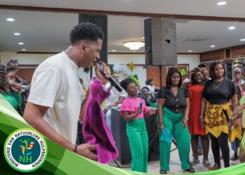 1 3 1536x1024 1 Tijdens de jaarafsluiting op 27 december heeft het ministerie van Natuurlijke Hulpbronnen (NH) het afgelopen jaar geëvalueerd en vooruitgekeken naar toekomstige ontwikkelingen. De focus lag op olie, gas, mijnbouw en essentiële voorzieningen zoals water en elektriciteit.