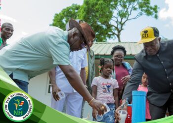 13 1536x1024 1 Het dorp Corneliskondre, gelegen aan de Wayambo-rivier, is officieel aangesloten op een nieuw drinkwatersysteem, aangelegd onder coördinatie van de Dienst Watervoorziening van het Ministerie van Natuurlijke Hulpbronnen (NH).
