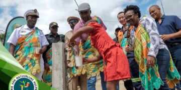 14 1536x1024 1 Vier dorpen in het Matawai-gebied – Nyun Jacobkondre, Misalibi, Balin en Bilawatra – hebben officieel toegang gekregen tot doorlopende drinkwatervoorziening en elektriciteit. Deze nieuwe voorzieningen, waarvan de gemeenschappen al ruim een jaar profiteren, zijn dinsdag feestelijk overgedragen.