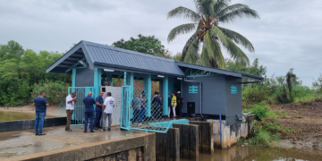 1733863166116blob “Niemand gelooft het, niemand gelooft dat we ontwatering aanpakken en dat u binnenkort droog gehouden wordt.” Woorden van minister Riad Nurmohamed van Openbare Werken op 10 december bij de oplevering van de 3 nieuwe pompen bij het gemaal te Leonsberg in Paramaribo Noord in aanwezigheid van staf en personeel van OW, de uitvoerder Unimax Contractors N.V. en enkele buurtbewoners.