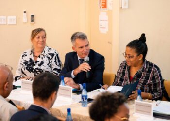 2024.12.06 BIBIS 02 DIS River Council De derde geherstructureerde River Council Meeting vond plaats op vrijdag 6 december 2024 in het IGSR-gebouw in Paramaribo. De bijeenkomst werd geopend door Elizabeth Bradley, Directeur Internationale Samenwerking van het Ministerie van Buitenlandse Zaken, International Business en Internationale Samenwerking (BIBIS). De Franse Republiek werd vertegenwoordigd door Antoine Poussier, Préfect van Frans-Guyana.