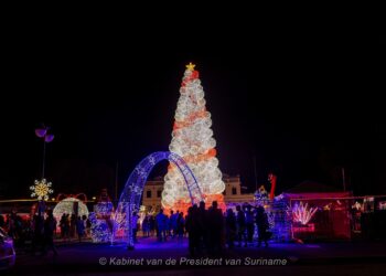 470193572 1140384994120029 4083406610988728090 n Het Onafhankelijkheidsplein straalt in volle kerstsfeer met de officiële opening van de Enchanted Christmas Forest. President Chandrikapersad Santokhi en first lady Mellisa Santokhi-Seenacherry, bijgestaan door kinderen uit verschillende tehuizen, gaven het startsein door de lichtjes van de torenhoge kerstboom en de sfeervolle decoraties te ontsteken.