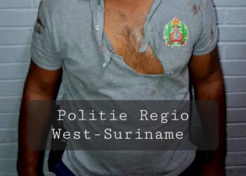 471565202 432294866628029 4631633786820662042 n In het kader van Operatie “Kerstbrood” heeft de politie van Regio West in de nacht van woensdag 25 op donderdag 26 december 2024 tijdens surveillance opgetreden tegen enkele personen die de openbare orde in het centrum van Nieuw-Nickerie verstoorden. Daarbij zijn twee mannelijke verdachten D.A. (31), D.A. (28) en twee vrouwelijke verdachten A.J. (27) en H.S. (27) door de politie in de kraag gevat.